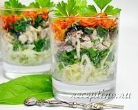 Слоеный салат с жареной курицей и овощами - рецепт с фото
