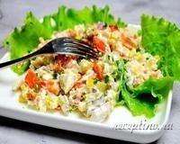 Салат с запеченным лососем, рисом, кукурузой, маринованными огурцами - рецепт с фото