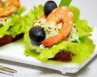 Гренки с зеленой творожной массой, креветками, маслинами - рецепт с фото